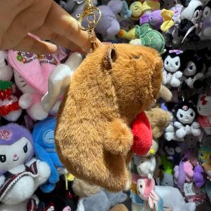 LLAVERO DE PELUCHE CAPYBARA CON CORAZON (600)