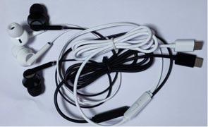 Auriculares tipo c, colores negro y blanco surtidos, en bolsa (1200)